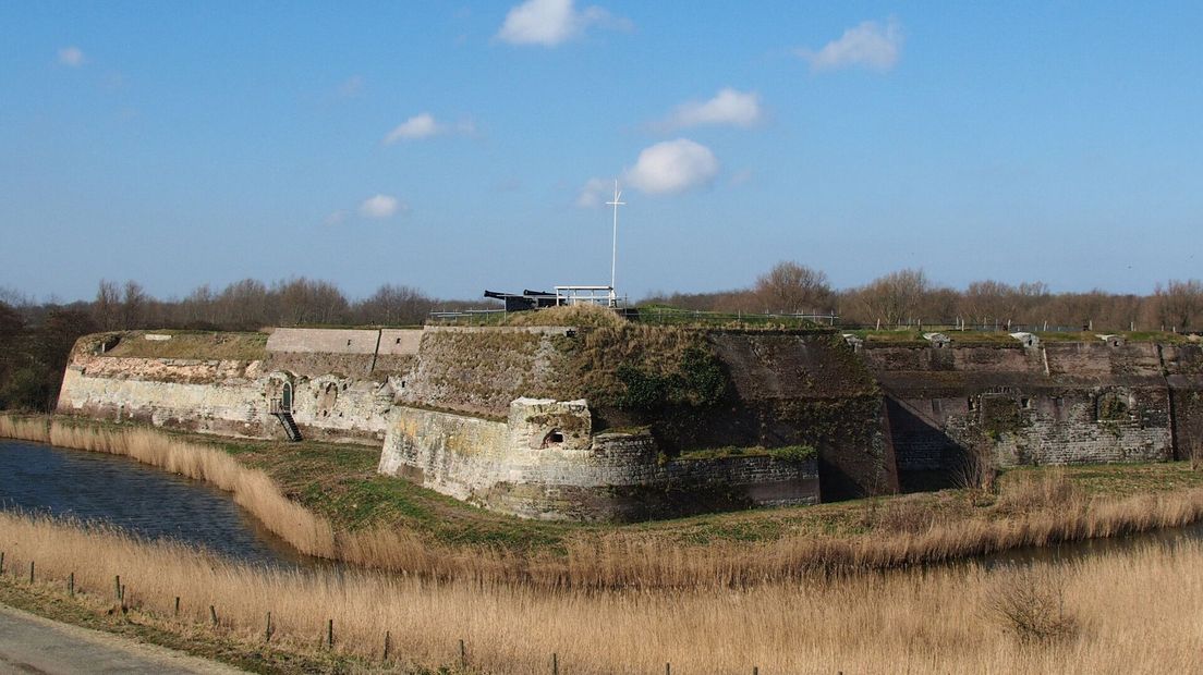 Strand bij zeedijk Fort Rammekens