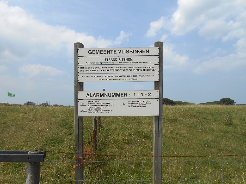 Strand bij slufter en caisson Rammekenshoek
