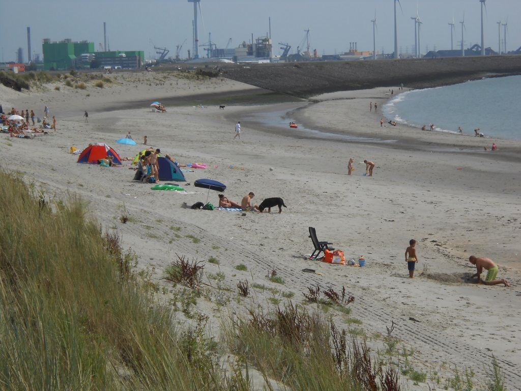 Strand bij slufter en caisson Rammekenshoek
